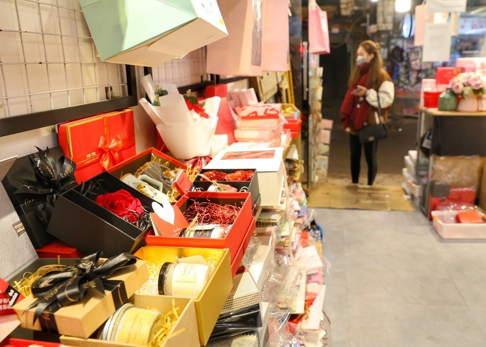 Chocolate luôn là mặt hàng được ưa chuộng vào dịp này.(Ảnh: Tuấn Đức/TTXVN)