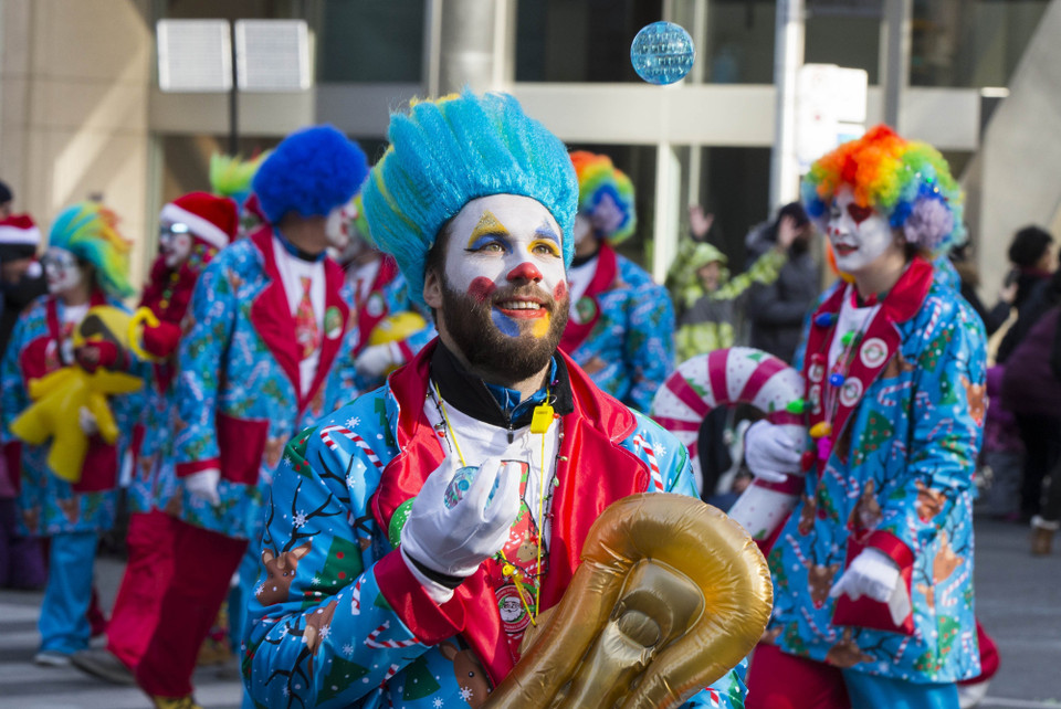 Thành viên đội diễu hành trong trang phục chú hề tham gia cuộc diễu hành Ông già Noel tại Toronto, Canada, ngày 17/11/2019. (Ảnh: THX/TTXVN)