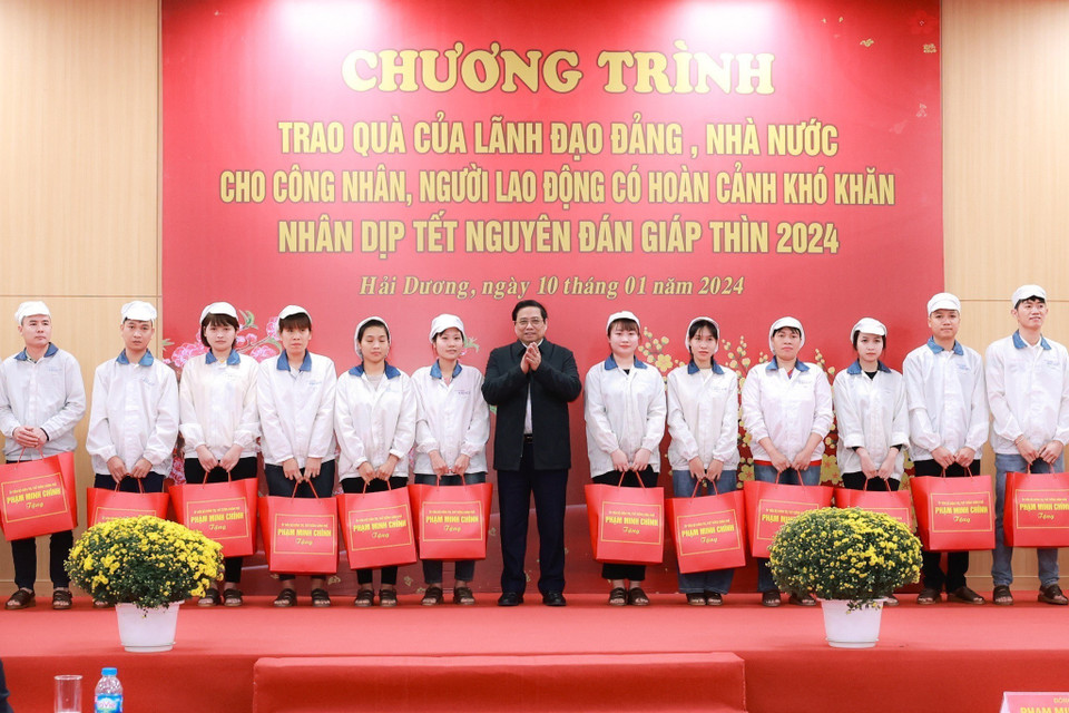 Thủ tướng Phạm Minh Chính tặng quà cho công nhân, người lao động có hoàn cảnh khó khăn. (Ảnh: Dương Giang/TTXVN)