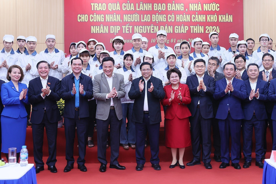 Thủ tướng Phạm Minh Chính với lãnh đạo địa phương, doanh nghiệp và công nhân, người lao động có hoàn cảnh khó khăn. (Ảnh: Dương Giang/TTXVN)