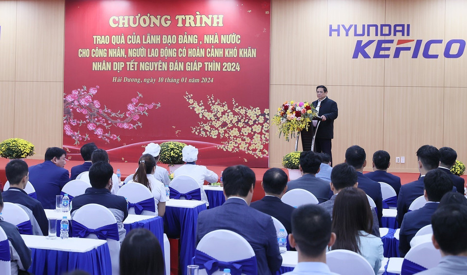 Thủ tướng Phạm Minh Chính chúc Tết công nhân, người lao động có hoàn cảnh khó khăn. (Ảnh: Dương Giang/TTXVN)