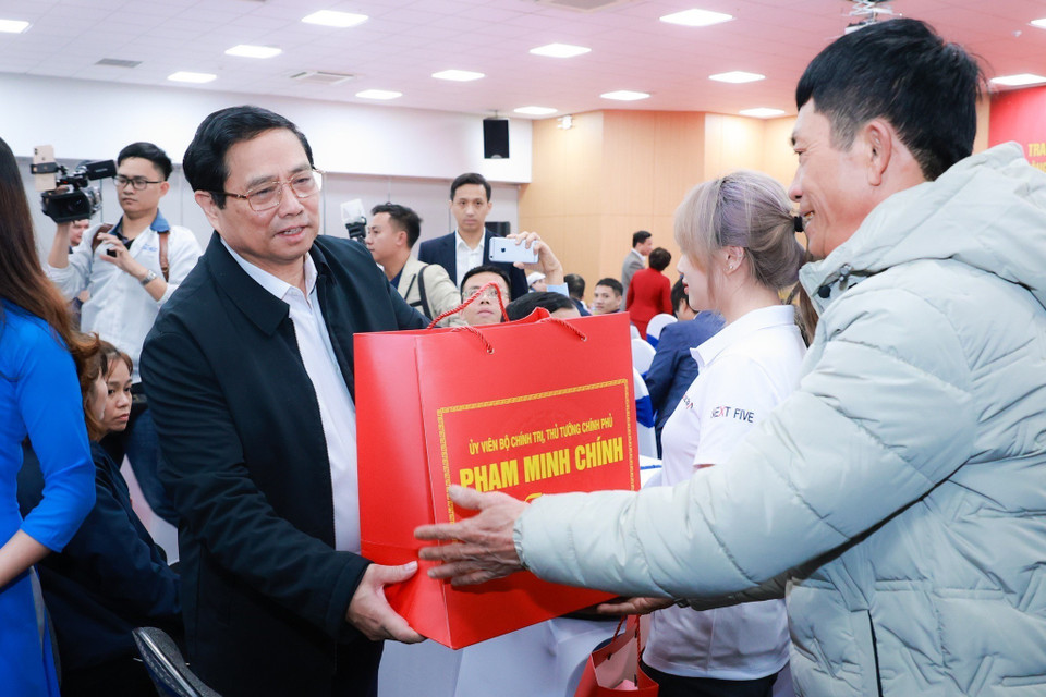 Thủ tướng Phạm Minh Chính tặng quà cho công nhân, người lao động có hoàn cảnh khó khăn. (Ảnh: Dương Giang/TTXVN)
