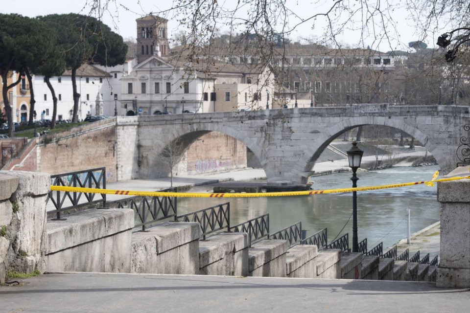 Làn đường cho xe đạp bị chặn lại tại Rome. (Nguồn: EPA-EFE)