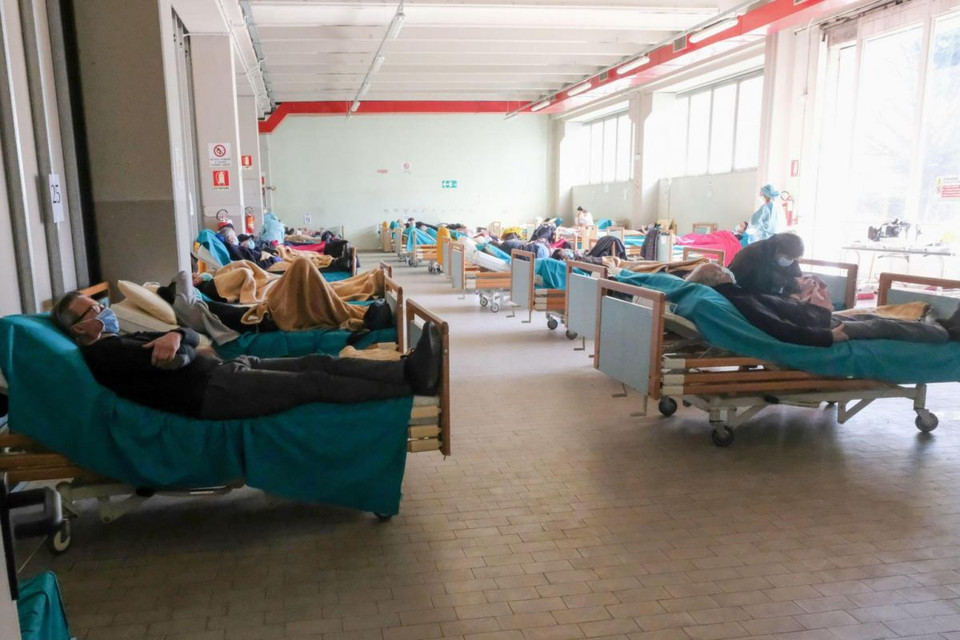Phòng bệnh đầy ắp bệnh nhân tại bệnh viện Brescia. (Nguồn: EPA-EFE)