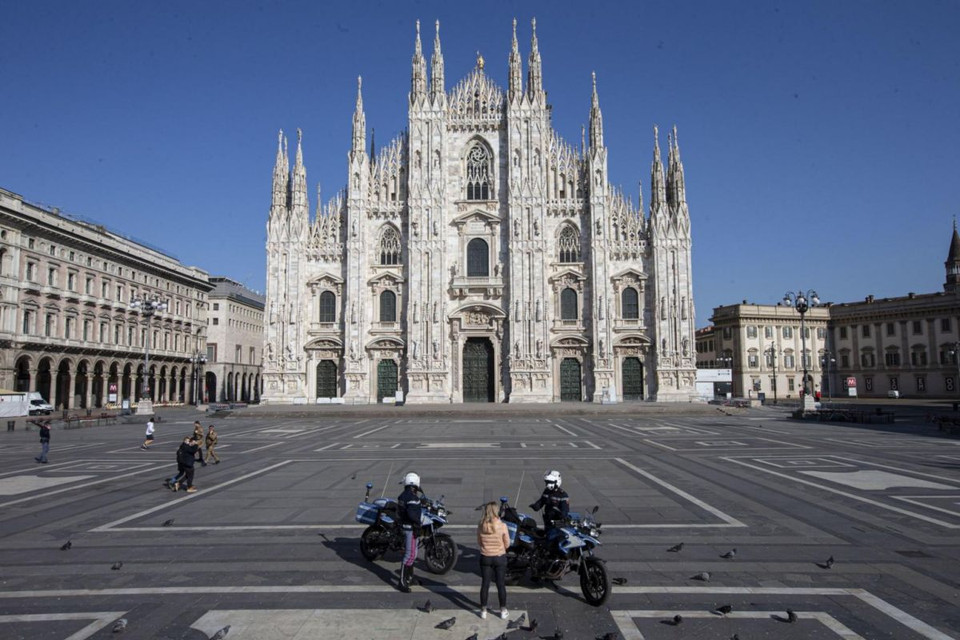 Cảnh sát Italy kiểm tra tại quảng trường Dome, Milan. (Nguồn: EPA-EFE)