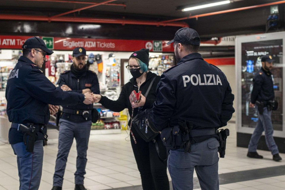 Cảnh sát kiểm tra tại ga tàu điện ngầm Milan. (Nguồn: EPA-EFE)