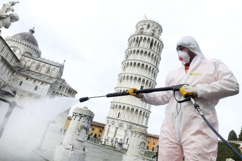 Xịt khử trùng tại khu vực gần tháp nghiêng Pisa, khu vực này đã gần như vắng bóng người trong mùa dịch. (Nguồn: EPA-EFE)