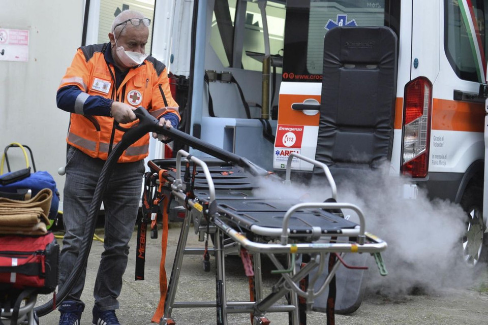 Khử trùng các thiết bị của xe cứu thương. (Nguồn: EPA-EFE)