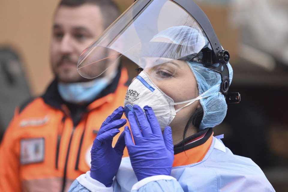 Nhân viên y tế trang bị đồ bảo hộ trước khi chăm sóc bệnh nhân. (Nguồn: EPA-EFE)