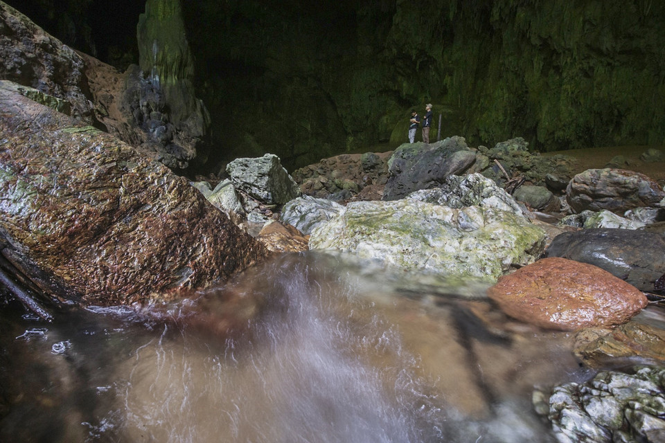 Con suối chảy phía trong hang Sưng. (Ảnh: Trọng Đạt/TTXVN)