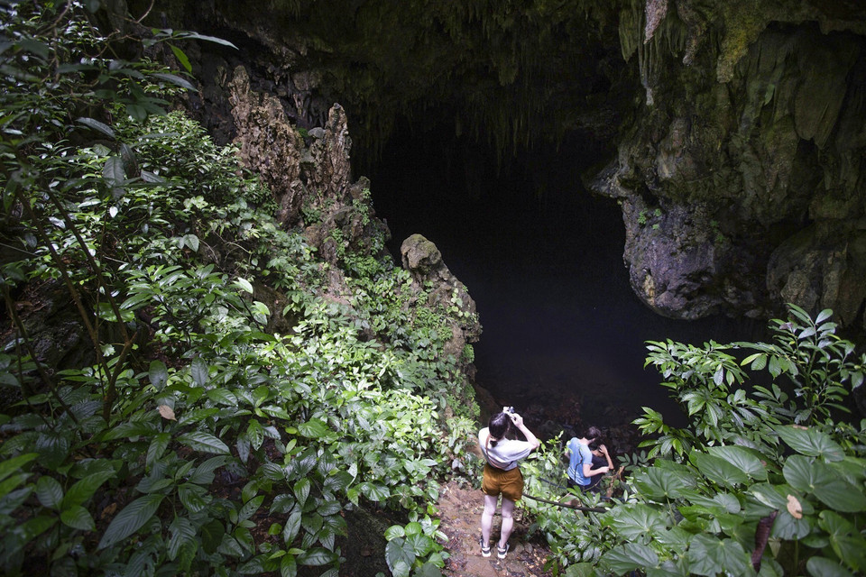 Du khách khám phá hang Sưng. (Ảnh: Trọng Đạt/TTXVN)