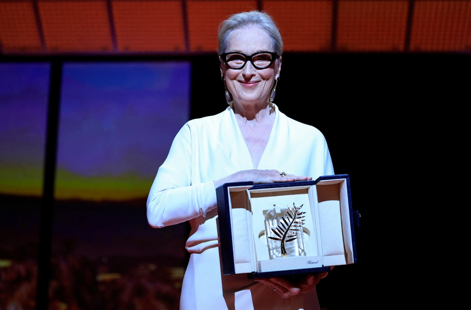 Nữ diễn viên người Mỹ Meryl Streep nhận giải Cành cọ vàng danh dự tại Liên hoan phim quốc tế Cannes, Pháp, ngày 14/5/2024. (Ảnh: AFP/TTXVN)