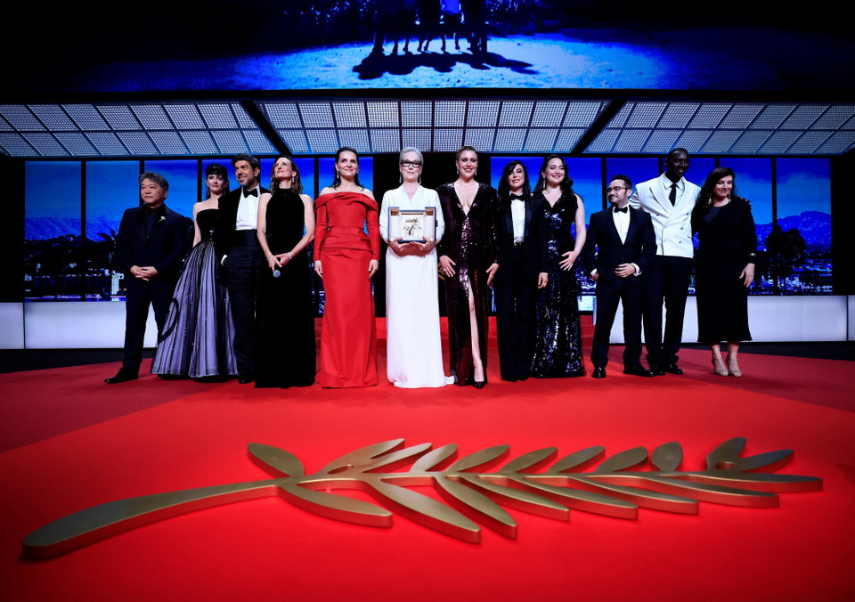 Các nghệ sỹ chụp ảnh lưu niệm tại lễ khai mạc Liên hoan phim Cannes ở Cannes, miền Nam Pháp ngày 14/5/2024. (Ảnh: AFP/TTXVN)