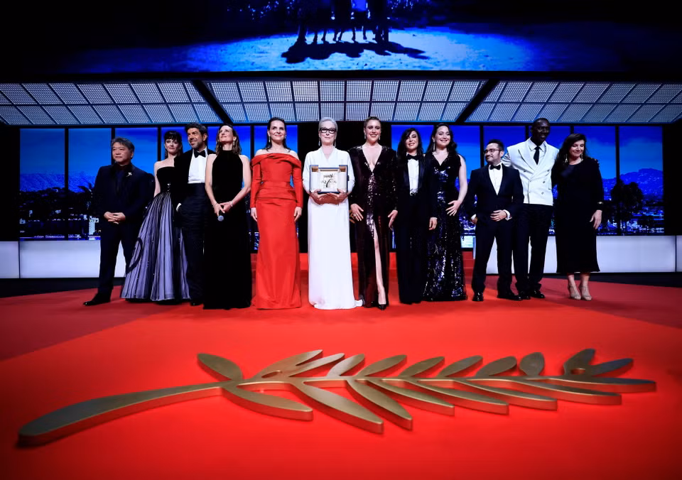 Các nghệ sỹ chụp ảnh lưu niệm tại lễ khai mạc Liên hoan phim Cannes ở Cannes, miền Nam Pháp ngày 14/5/2024. (Ảnh: AFP/TTXVN)