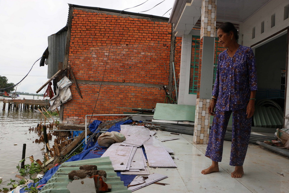 Nhiều cụ già tuổi đã trên 80 cho biết: chưa bao giờ thấy sạt lở bờ sông kinh hoàng đến thế. (Ảnh: Duy Khương/TTXVN)