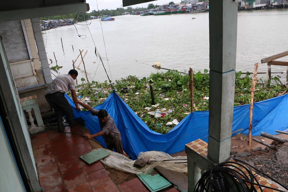 Sạt lở đã vào đến tận hiên nhà. (Ảnh: Duy Khương/TTXVN)