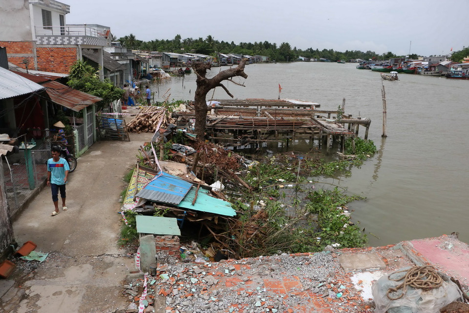 Sạt lở bờ sông Ô Môn tại khu vực Thới Lợi đã ăn sâu vào bờ khoảng 30m và dài hơn 80m. (Ảnh: Duy Khương/TTXVN)