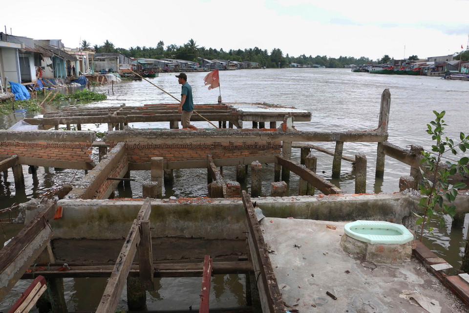 Cả một khúc nhà cửa người dân Thới Lợi tan hoang sau sạt lở. (Ảnh: Duy Khương/TTXVN)