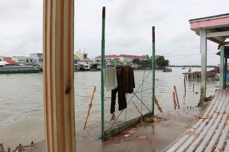 Những gì còn lại sau khi bờ sông bị sạt lở. (Ảnh: Duy Khương/TTXVN)