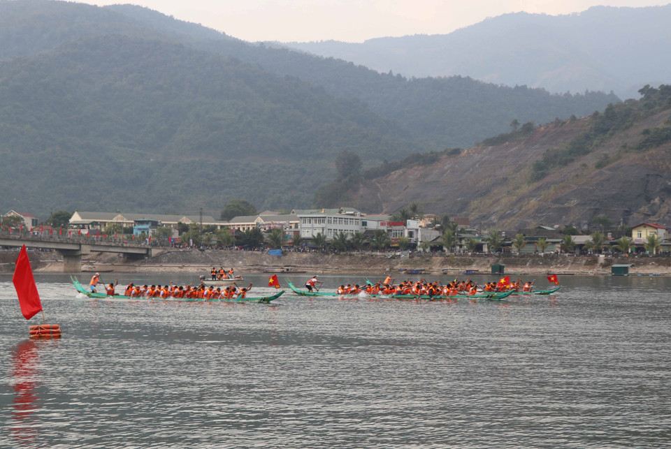 Cuộc đua thuyền đuôi én lần thứ 7, năm 2021 có 6 đội thi tham gia với đường đua là 1km trên chiều dài lòng hồ thủy điện Sơn La, hồi đầu tháng 1/2021 (địa phận thị xã Mường Lay, tỉnh Điện Biên). (Ảnh: Xuân Tiến/TTXVN)