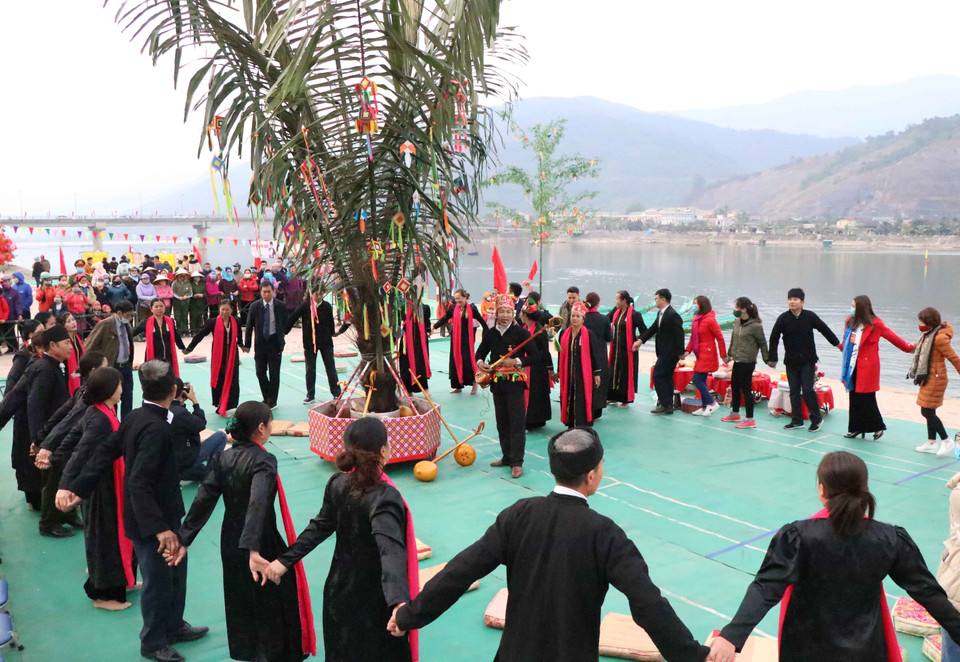 Nghi thức tế lễ thần sông mang đậm sắc thái văn hóa, tín ngưỡng của cộng đòng dân tộc Thái trắng ở thị xã Mường Lay, tỉnh Điện Biên. (Ảnh: Xuân Tiến/TTXVN)