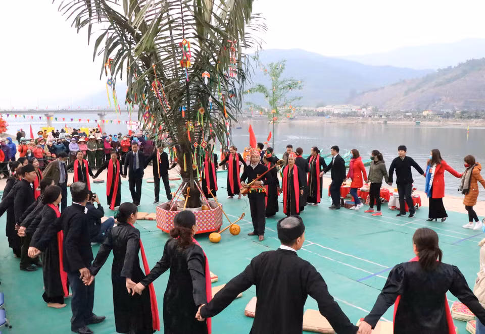 Nghi thức tế lễ thần sông mang đậm sắc thái văn hóa, tín ngưỡng của cộng đòng dân tộc Thái trắng ở thị xã Mường Lay, tỉnh Điện Biên. (Ảnh: Xuân Tiến/TTXVN)