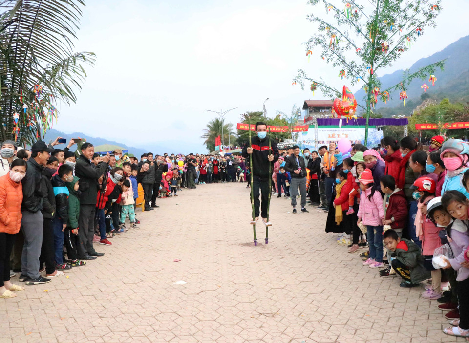 Các vận động viên thi môn cà kheo được tổ chức trong khuôn khổ Lễ hội đua thuyền đuôi én thị xã Mường Lay lần thứ 7 năm 2021. (Ảnh: Xuân Tiến/TTXVN)