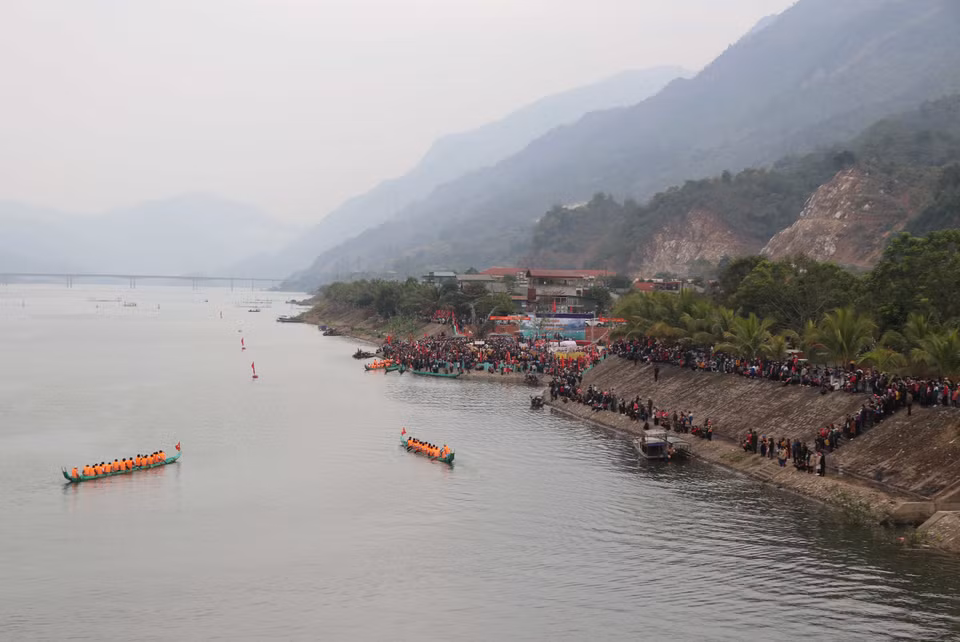 Lễ hội đua thuyền đuôi én nhận được sự cổ vũ nhiệt tình của người dân, du khách. (Ảnh: Xuân Tiến/TTXVN)