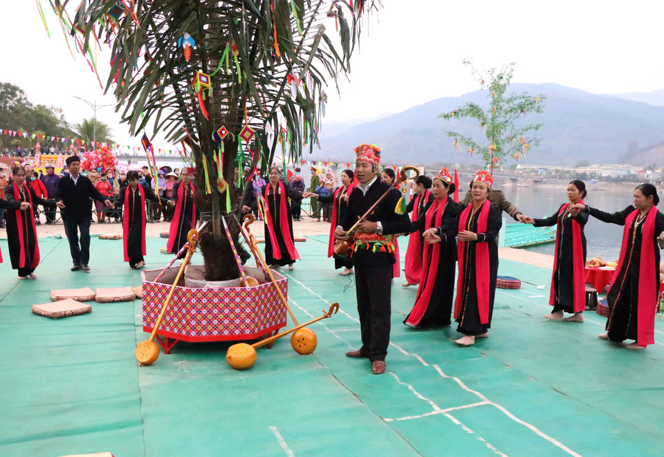 Thầy mo và người dân Thái trắng trên địa bàn thị xã Mường Lay cùng tham gia tế lễ thần sông. (Ảnh: Xuân Tiến/TTXVN)