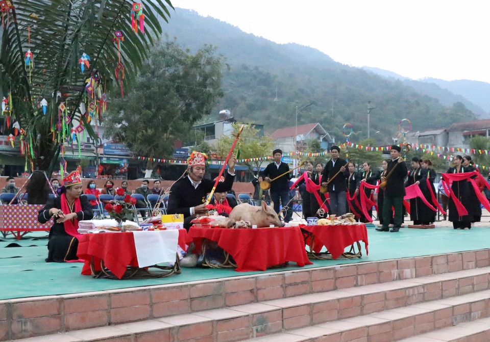 Nghi thức tế lễ thần sông trước khi các đội tham gia đua thuyền đuôi én. (Ảnh: Xuân Tiến/TTXVN)