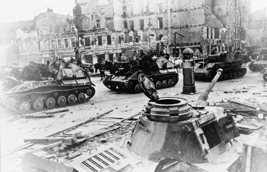 Xe tăng của Hồng quân Liên Xô tiến vào chiếm Berlin (Đức), kết thúc cuộc chiến tranh chống phát xít Đức. Ảnh: Tư liệu TTXVN(Ảnh: Tư liệu TTXVN)