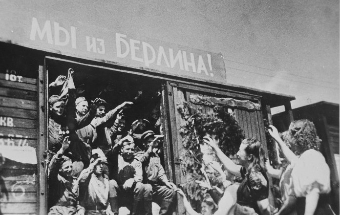 Nhân dân thành phố Minsk (Belarus) chào đón các chiến sỹ Hồng quân Liên Xô từ Berlin (Đức) trở về Tổ quốc, kết thúc Chiến tranh Thế giới lần thứ hai. (Ảnh: Tư liệu TTXVN)