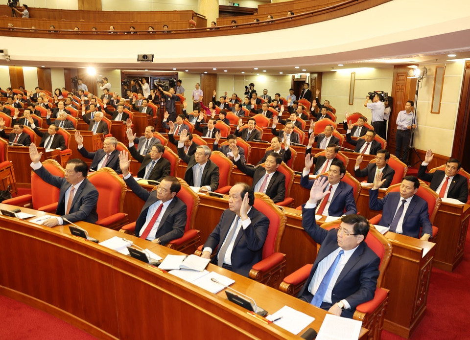 Các lãnh đạo Đảng, Nhà nước và các đại biểu biểu quyết thông qua chương trình Hội nghị. (Ảnh: Trí Dũng/TTXVN)