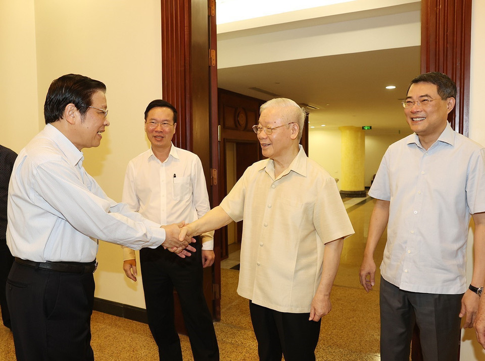 Tổng Bí thư Nguyễn Phú Trọng với các đồng chí trong Bộ Chính trị, Ban Bí thư dự cuộc họp. (Ảnh: Trí Dũng/TTXVN)