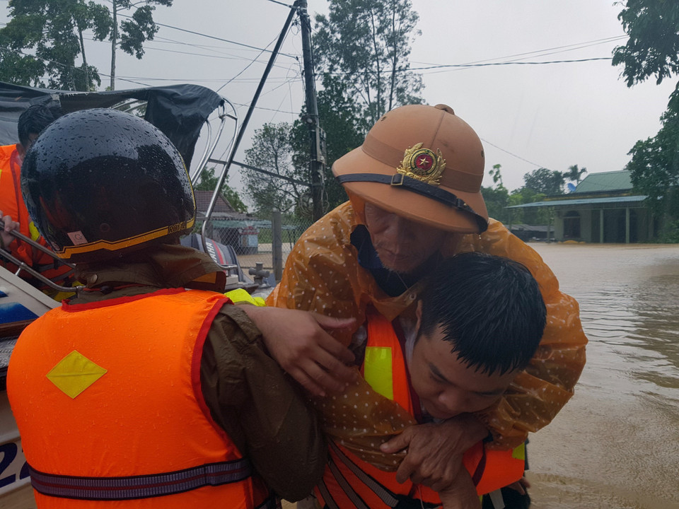 Tỉnh đã triển khai sơ tán trên 8.500 hộ với gần 26.000 người đến khu vực an toàn.(Ảnh: Thanh Thủy/TTXVN)