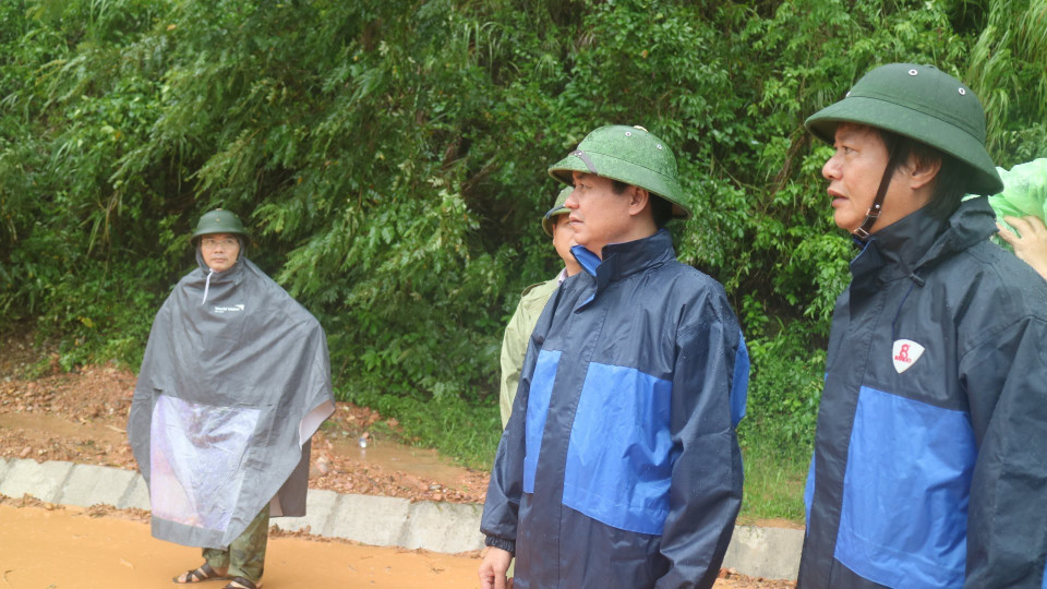 Lãnh đạo tỉnh Quảng Trị kiểm tra, chỉ đạo công tác triển khai phòng chống lũ lụt. (Ảnh: Thanh Thủy/TTXVN)