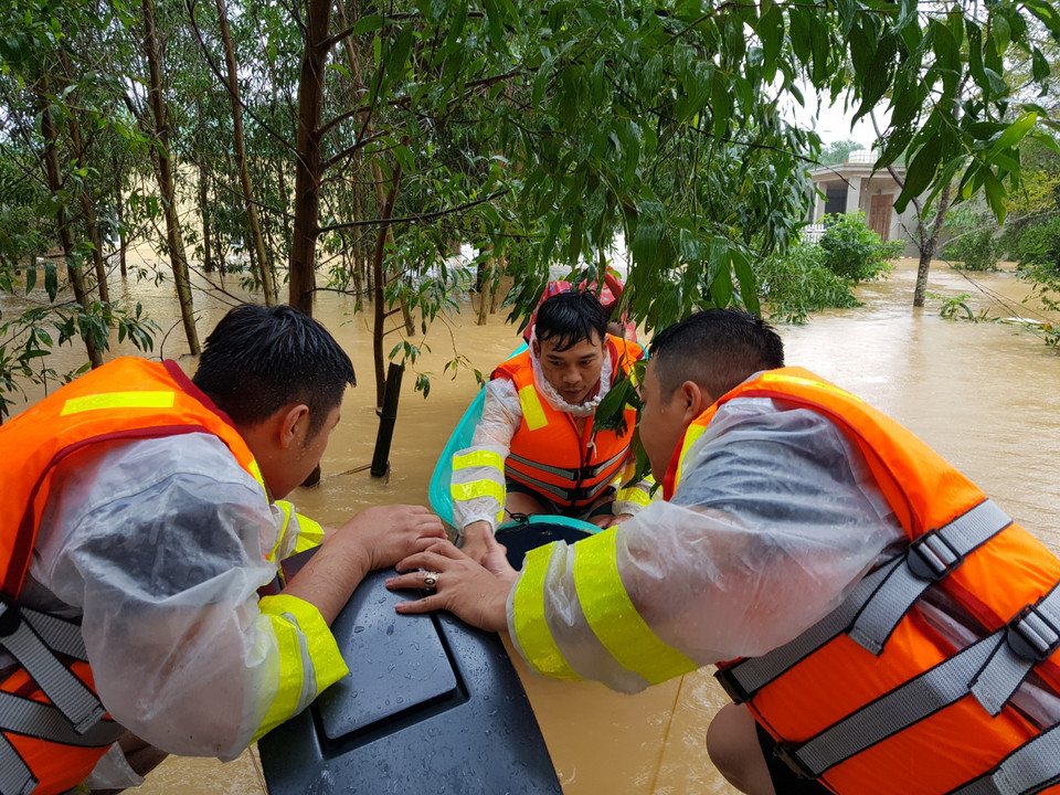 Hiện, các ngành chức năng đang tích cực triển khai các biện pháp di dời dân ra khỏi vùng xung yếu cũng như hỗ trợ lương thực, thực phẩm... (Ảnh: Thanh Thủy/TTXVN)