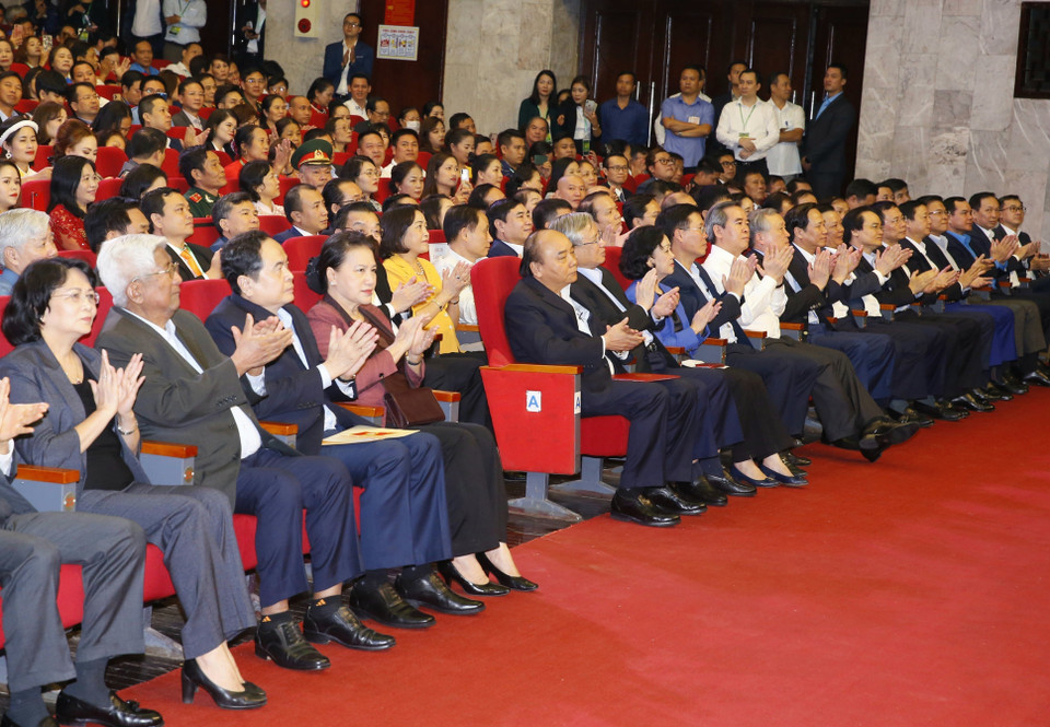 Thủ tướng Nguyễn Xuân Phúc và Chủ tịch Quốc hội Nguyễn Thị Kim Ngân với các đại biểu dự Chương trình. (Ảnh: Doãn Tấn/TTXVN)