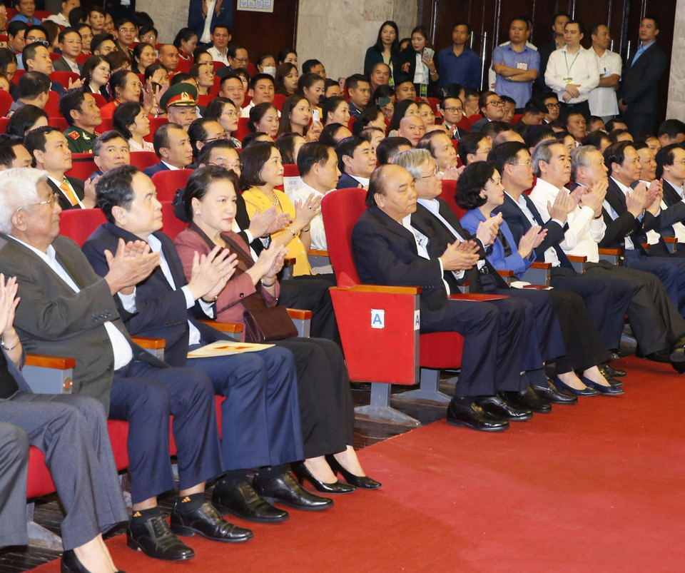 Thủ tướng Nguyễn Xuân Phúc và Chủ tịch Quốc hội Nguyễn Thị Kim Ngân với các đại biểu dự Chương trình. (Ảnh: Doãn Tấn/TTXVN)