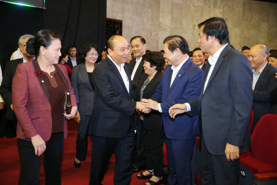 Thủ tướng Nguyễn Xuân Phúc và Chủ tịch Quốc hội Nguyễn Thị Kim Ngân với các đại biểu dự Chương trình. (Ảnh: Doãn Tấn/TTXVN)