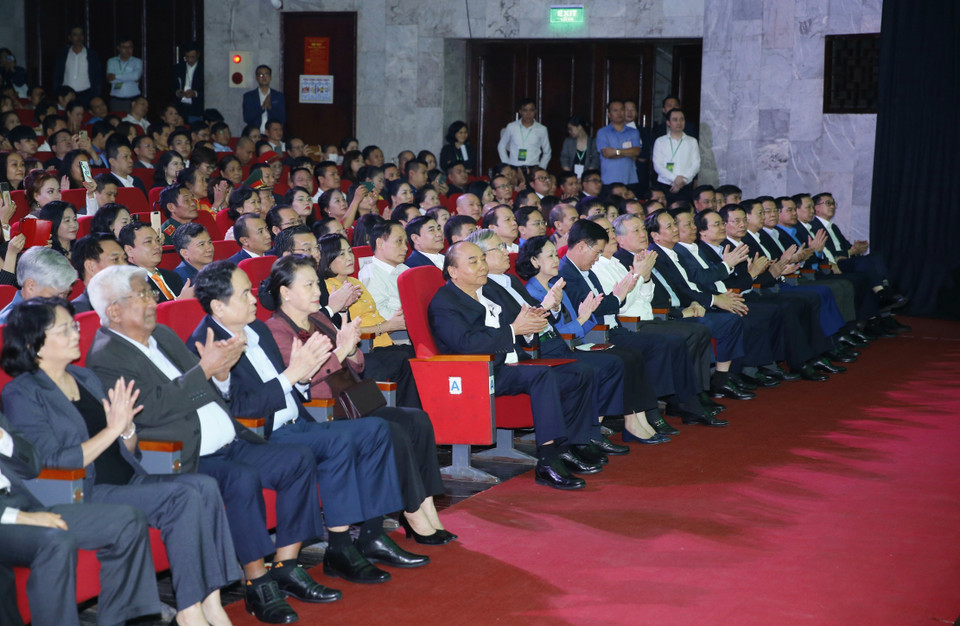 Thủ tướng Nguyễn Xuân Phúc và Chủ tịch Quốc hội Nguyễn Thị Kim Ngân với các đại biểu dự Chương trình. (Ảnh: Doãn Tấn/TTXVN)