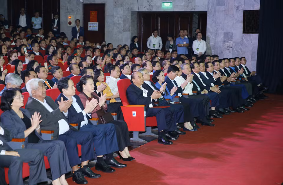 Thủ tướng Nguyễn Xuân Phúc và Chủ tịch Quốc hội Nguyễn Thị Kim Ngân với các đại biểu dự Chương trình. (Ảnh: Doãn Tấn/TTXVN)