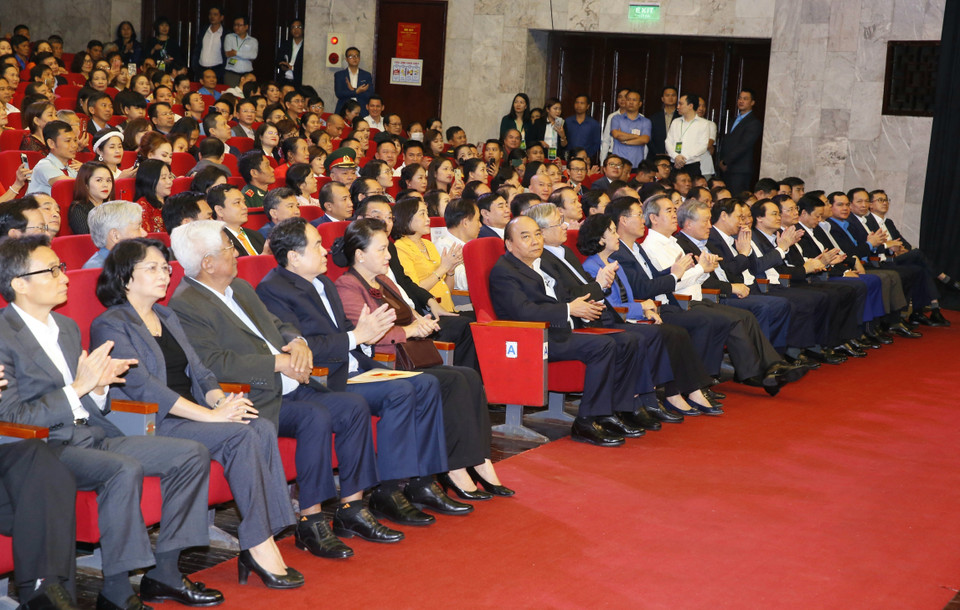 Thủ tướng Nguyễn Xuân Phúc và Chủ tịch Quốc hội Nguyễn Thị Kim Ngân với các đại biểu dự Chương trình. (Ảnh: Doãn Tấn/TTXVN)