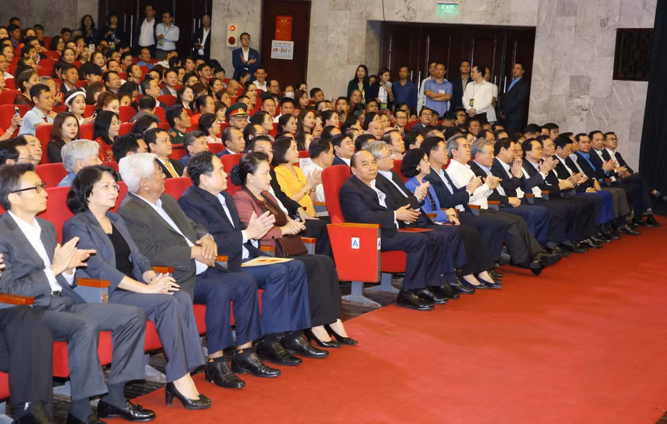 Thủ tướng Nguyễn Xuân Phúc và Chủ tịch Quốc hội Nguyễn Thị Kim Ngân với các đại biểu dự Chương trình. (Ảnh: Doãn Tấn/TTXVN)