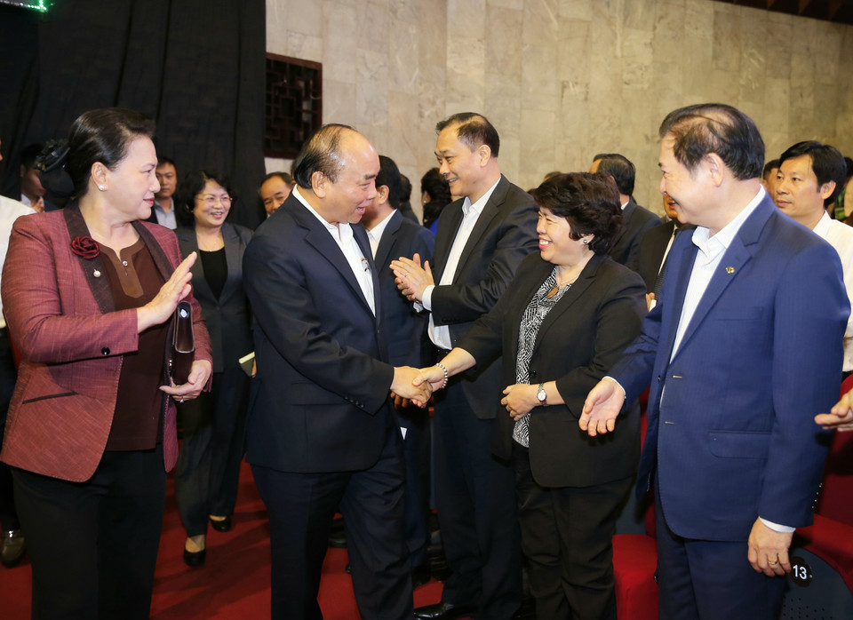 Thủ tướng Nguyễn Xuân Phúc và Chủ tịch Quốc hội Nguyễn Thị Kim Ngân với các đại biểu dự Chương trình. (Ảnh: Doãn Tấn/TTXVN)