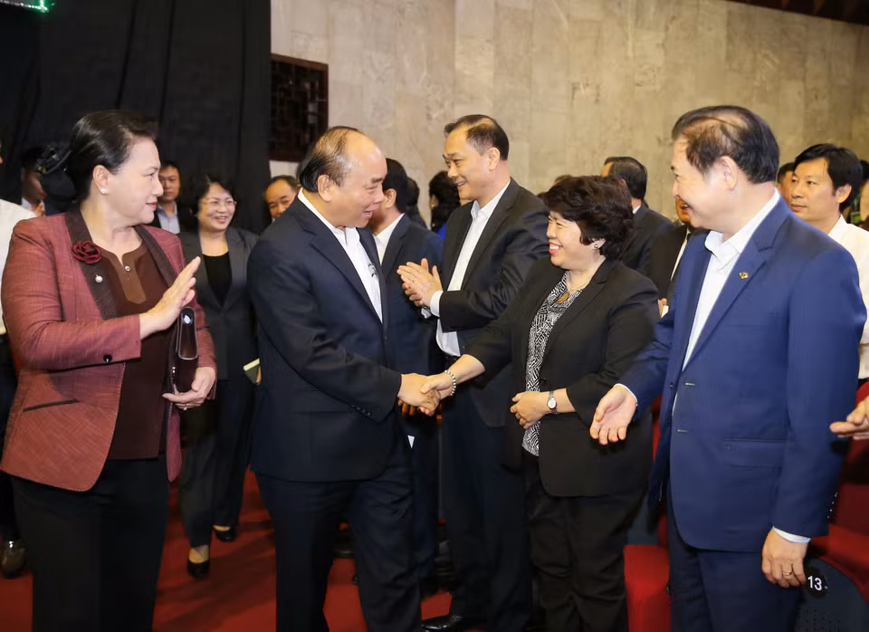 Thủ tướng Nguyễn Xuân Phúc và Chủ tịch Quốc hội Nguyễn Thị Kim Ngân với các đại biểu dự Chương trình. (Ảnh: Doãn Tấn/TTXVN)