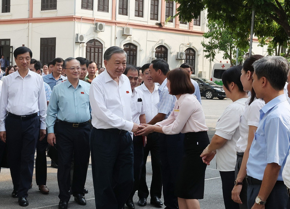 Tổng Bí thư, Chủ tịch nước Tô Lâm với cử tri huyện Văn Giang, tỉnh Hưng Yên. (Ảnh: Trí Dũng/TTXVN)
