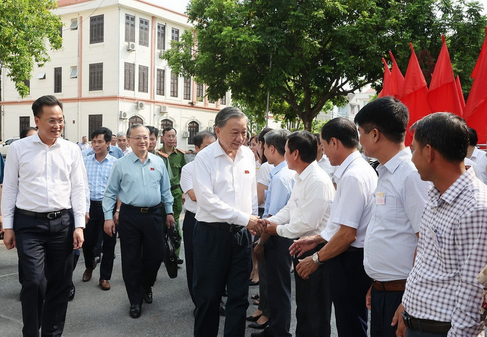 Tổng Bí thư, Chủ tịch nước Tô Lâm với cử tri huyện Văn Giang, tỉnh Hưng Yên. (Ảnh: Trí Dũng/TTXVN)