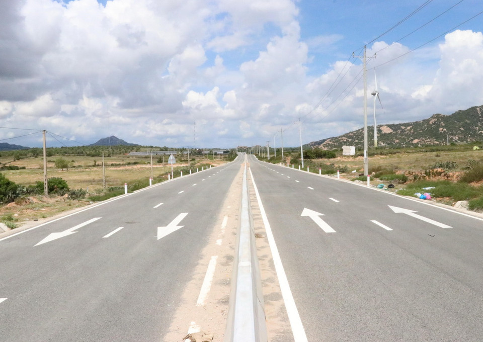 Tuyến đường giao thông trọng điểm Văn Lâm-Sơn Hải (huyện Thuận Nam) được đưa vào sử dụng góp phần đẩy mạnh giao thương hàng hóa vùng trọng điểm phía Nam. (Ảnh: Công Thử/TTXVN)