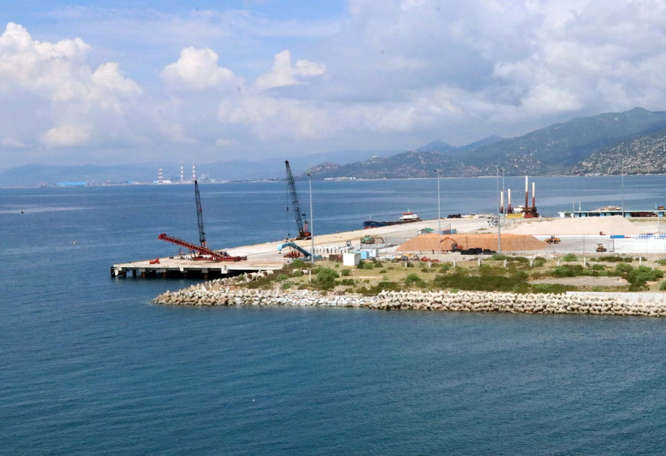 Cảng biển tổng hợp Cà Ná (huyện Thuận Nam) đưa vào hoạt động sẽ tiếp nhận nhiều tàu trọng tải lớn cập cảng, trung chuyển hàng hóa về các tỉnh thành khu vực Nam Trung Bộ và Tây Nguyên. (Ảnh: Công Thử/TTXVN)